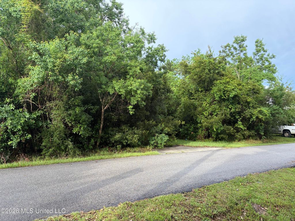 232 Pine Ridge Drive, Waveland, MS 39576
