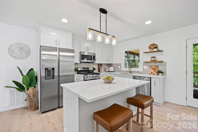 4200 Abbeydale Drive, Charlotte, NC 28205