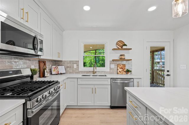 4200 Abbeydale Drive, Charlotte, NC 28205