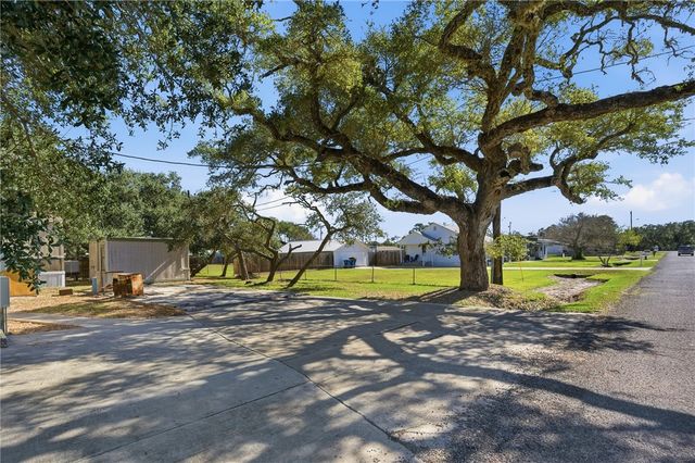 308 Fulton Ave, Rockport, TX 78382
