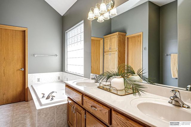 5602 N 163rd Street, Omaha, NE 68116