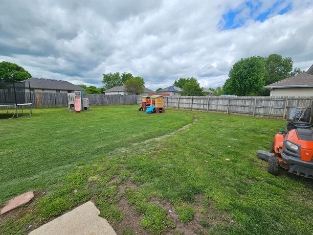 211 Arrowhead Road, Willard, MO 65781