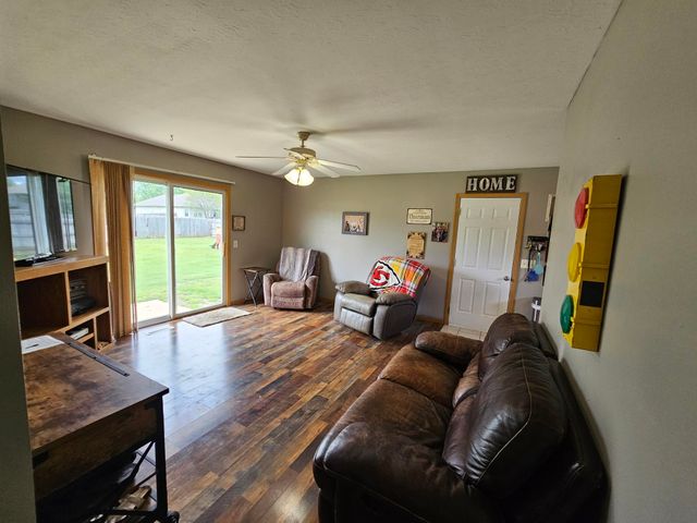 211 Arrowhead Road, Willard, MO 65781
