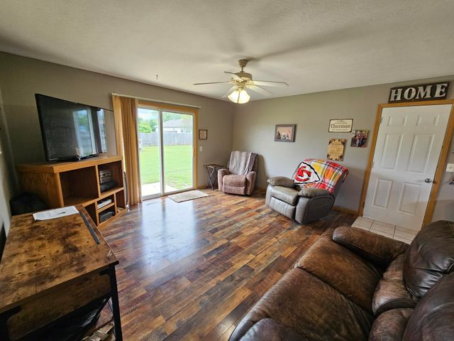 211 Arrowhead Road, Willard, MO 65781