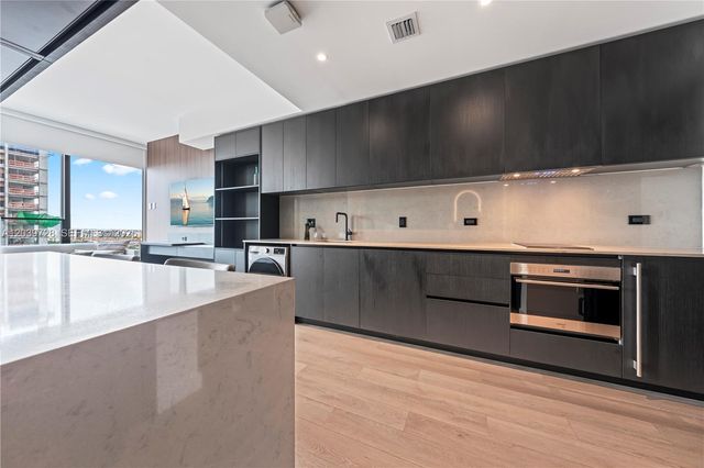 20 NE 11th St 2211, Miami, FL 33132