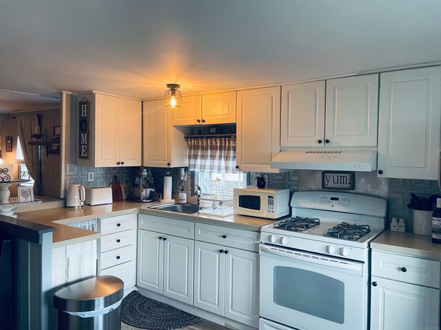 10 Narragansett Road, East Hartford, CT 06118