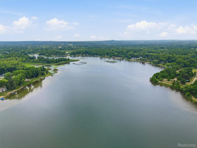 601 Holly Bush Drive, Holly Village, MI 48442