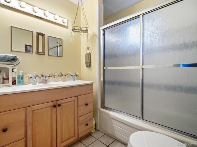 601 Holly Bush Drive, Holly Village, MI 48442