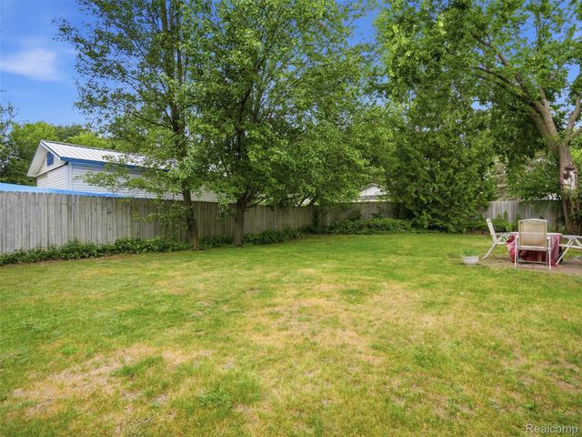 601 Holly Bush Drive, Holly Village, MI 48442