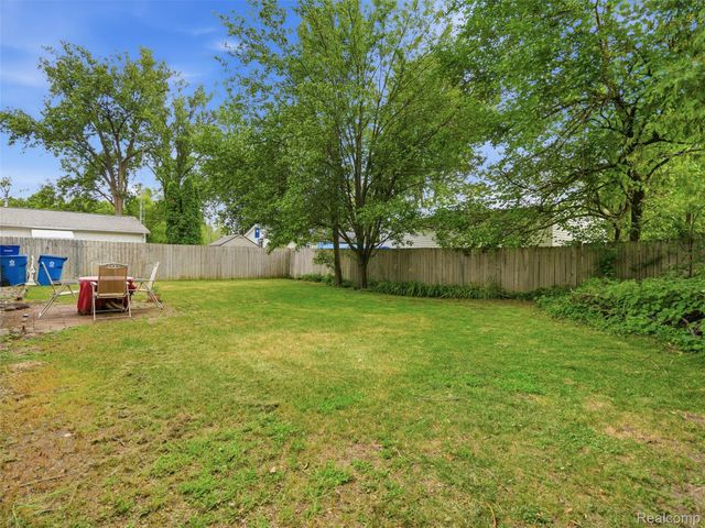 601 Holly Bush Drive, Holly Village, MI 48442
