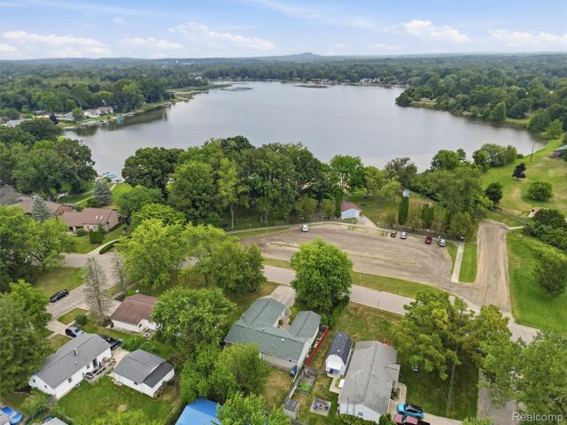 601 Holly Bush Drive, Holly Village, MI 48442