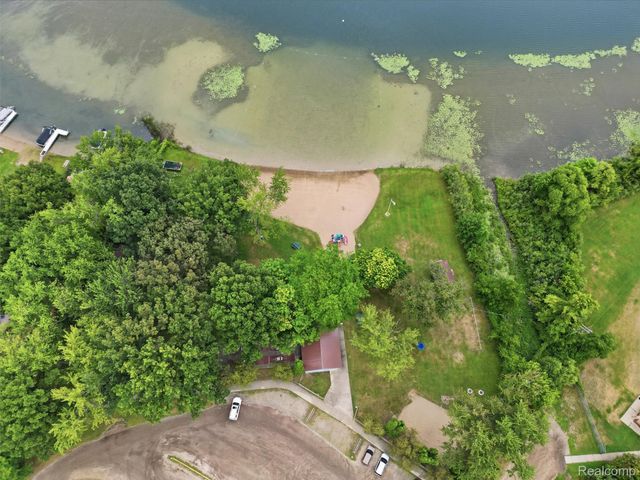 601 Holly Bush Drive, Holly Village, MI 48442