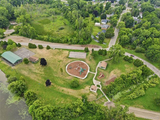 601 Holly Bush Drive, Holly Village, MI 48442