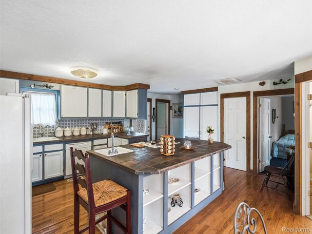 601 Holly Bush Drive, Holly Village, MI 48442
