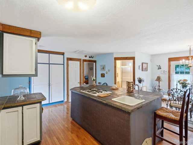 601 Holly Bush Drive, Holly Village, MI 48442