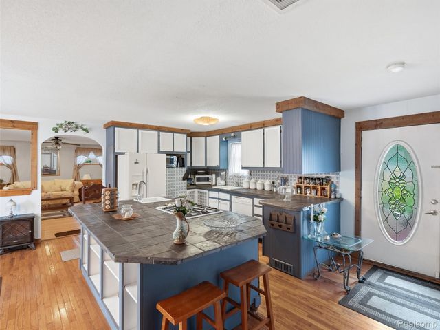 601 Holly Bush Drive, Holly Village, MI 48442