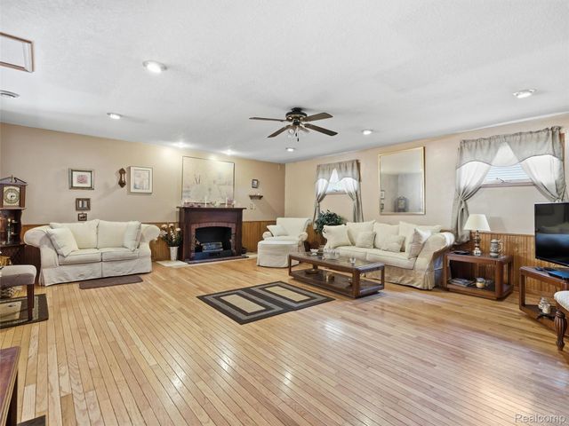601 Holly Bush Drive, Holly Village, MI 48442