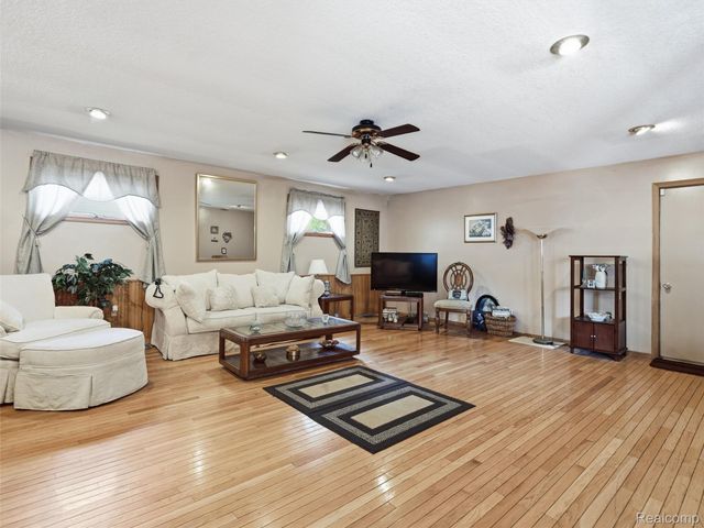 601 Holly Bush Drive, Holly Village, MI 48442