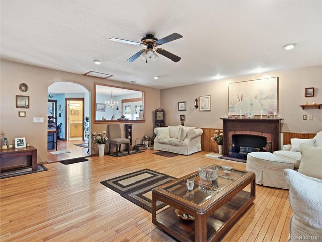 601 Holly Bush Drive, Holly Village, MI 48442