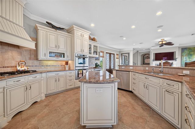 13 Sugarloaf, Hitchcock, TX 77563