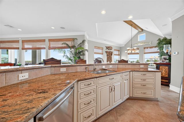 13 Sugarloaf, Hitchcock, TX 77563
