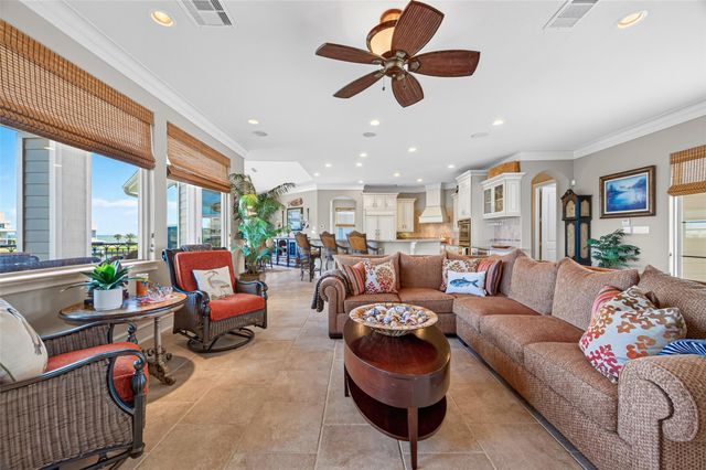 13 Sugarloaf, Hitchcock, TX 77563