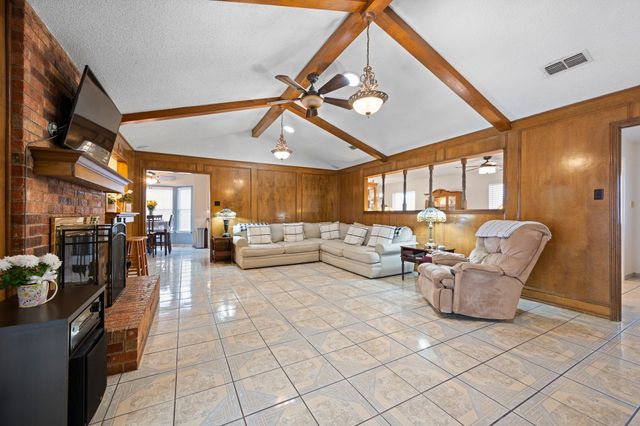 108 N Cliffside Drive N, Burleson, TX 76028