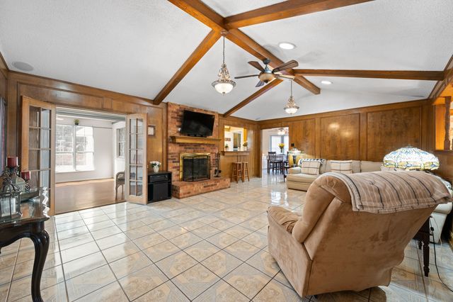 108 N Cliffside Drive N, Burleson, TX 76028