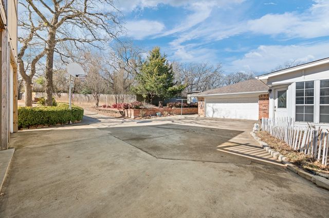 108 N Cliffside Drive N, Burleson, TX 76028