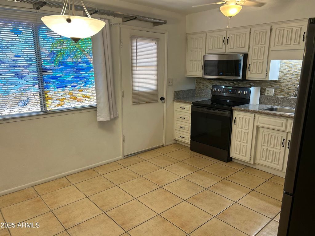 Image 8 of property listing at 12810 N 113th Avenue 8, Youngtown, AZ 85363