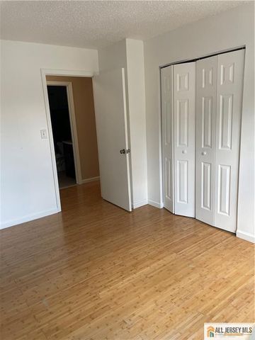 53 Taylor Drive, Franklin Park, NJ 08823