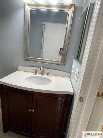 53 Taylor Drive, Franklin Park, NJ 08823