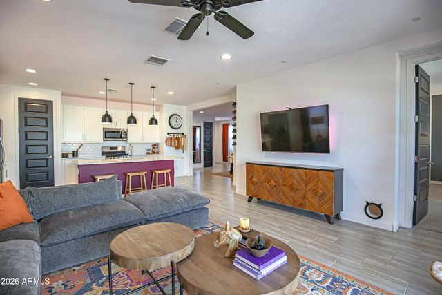 1654 W BUIST Avenue, Phoenix, AZ 85041