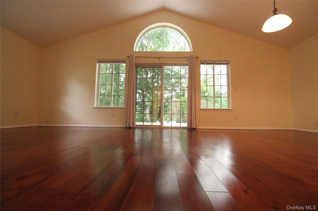 146 Farm House Court, Manorville, NY 11949