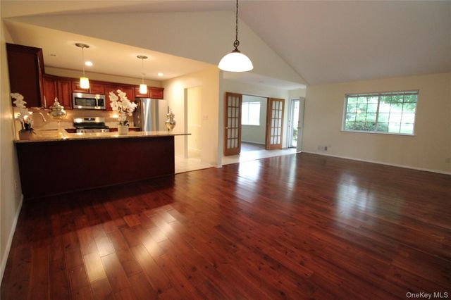 146 Farm House Court, Manorville, NY 11949