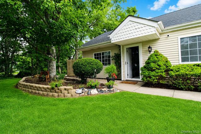 146 Farm House Court, Manorville, NY 11949