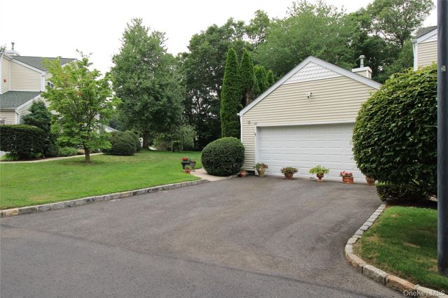 146 Farm House Court, Manorville, NY 11949