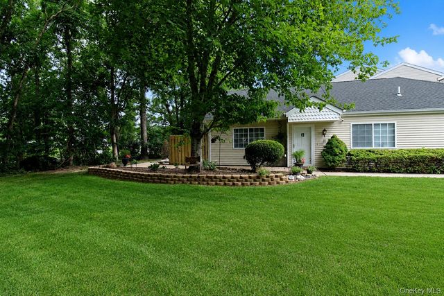146 Farm House Court, Manorville, NY 11949
