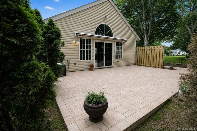 146 Farm House Court, Manorville, NY 11949