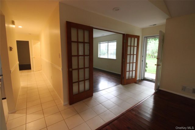 146 Farm House Court, Manorville, NY 11949