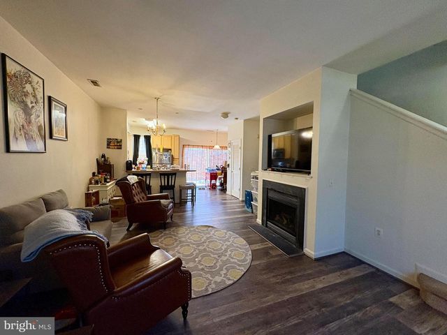 23092 FONTWELL SQ, Sterling, VA 20166