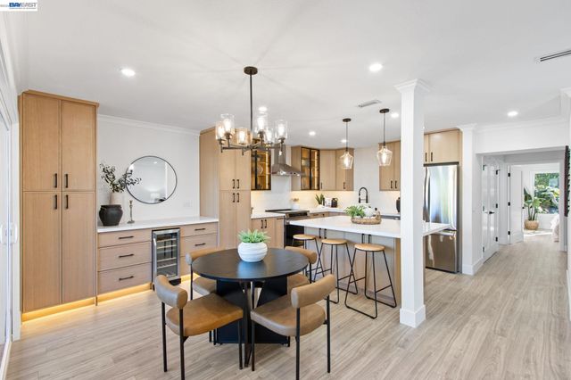 2772 Tice Creek Dr 4, Walnut Creek, CA 94595