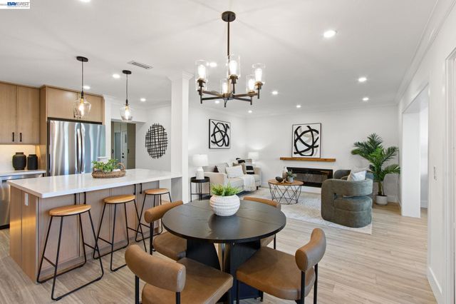 2772 Tice Creek Dr 4, Walnut Creek, CA 94595