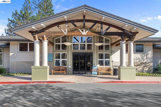 2772 Tice Creek Dr 4, Walnut Creek, CA 94595