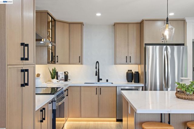 2772 Tice Creek Dr 4, Walnut Creek, CA 94595