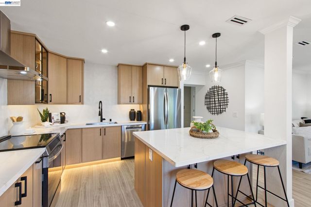 2772 Tice Creek Dr 4, Walnut Creek, CA 94595