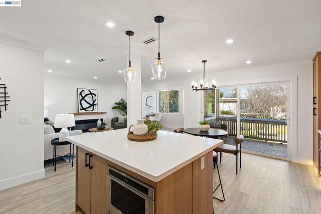 2772 Tice Creek Dr 4, Walnut Creek, CA 94595