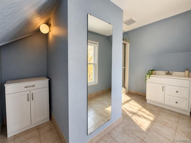 21761 Middlebelt Road, Farmington Hills, MI 48336