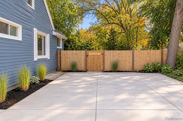 21761 Middlebelt Road, Farmington Hills, MI 48336