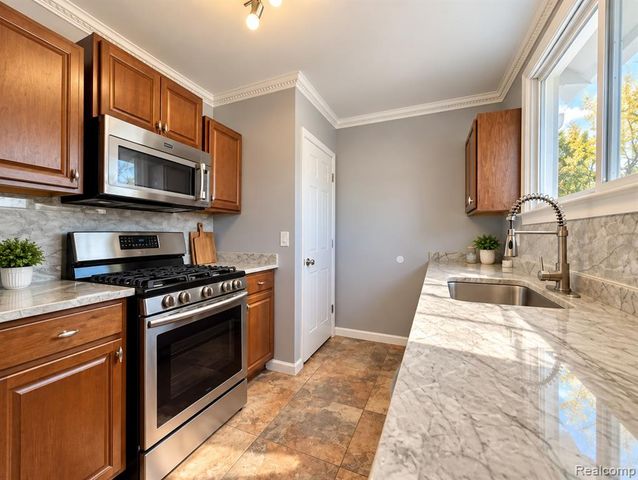 21761 Middlebelt Road, Farmington Hills, MI 48336